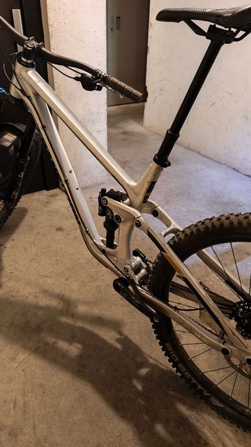 Used Transition Spire 2023 Mountainbike, Light Gray — image 3 of 5