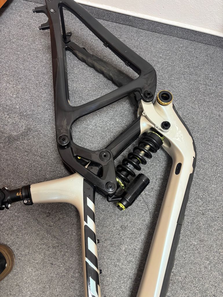 Giant Glory Advanced 2024 Frameset 2024 Mountainbike d'occasion — image 2 sur 5