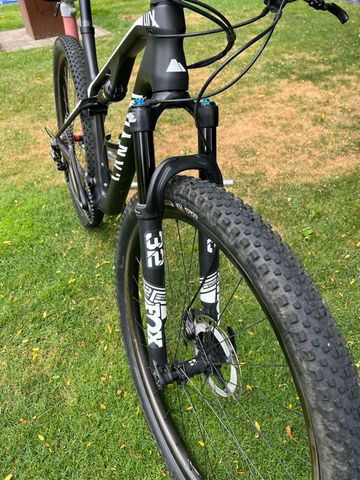 Gebrauchtes Canyon Lux CF 7 2022 2022 Mountainbike, Schwarz, 29 — Bild 4 von 6