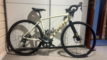 Gebrauchtes Trek Domane AL 4 Disc 2022 2022 Road & Gravel, Weiß — Bild 1 von 7