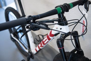 Used Trek Procaliber 9.7 2024 2024 Mountainbike, White, 29 — image 2 of 8