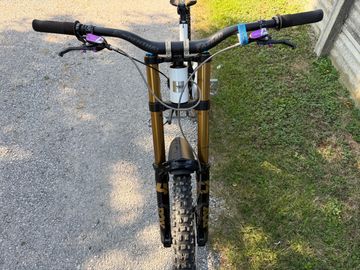 Used Santa Cruz V10 CC 2018 2018 Mountainbike, White — image 4 of 16