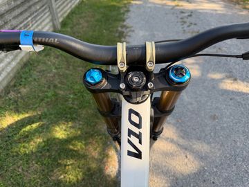 Used Santa Cruz V10 CC 2018 2018 Mountainbike, White — image 9 of 16