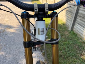 Used Santa Cruz V10 CC 2018 2018 Mountainbike, White — image 5 of 16