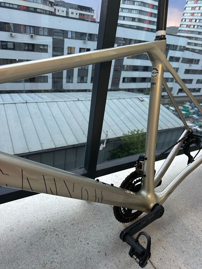 Canyon Ultimate CFR Disc Di2 2023 Frameset 2023 Road & Gravel d'occasion — image 9 sur 9