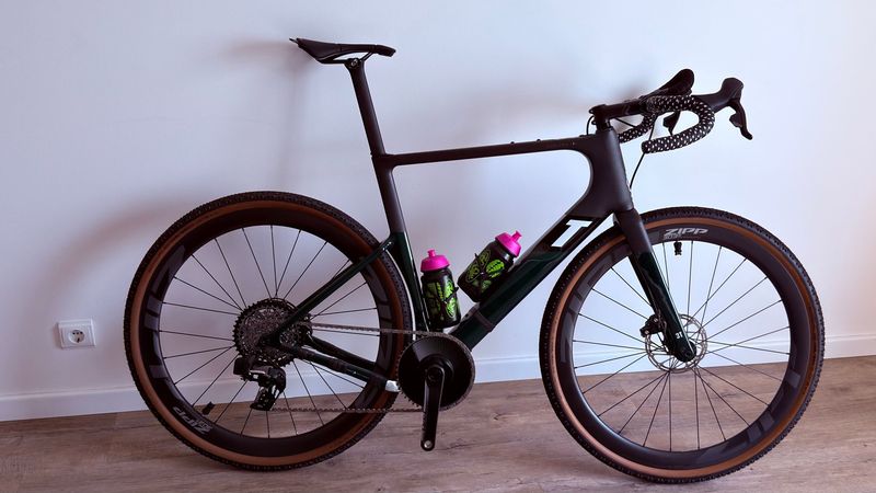 Käytetty 3T RACEMAX SRAM Red eTap AXS 2022 Road & Gravel