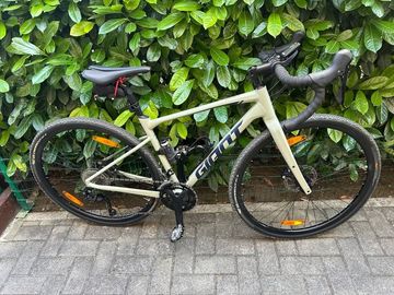 Used Giant Revolt 1 2021 2021 Road & Gravel, White — image 9 of 10