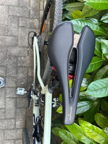 Used Giant Revolt 1 2021 2021 Road & Gravel, White — image 6 of 10