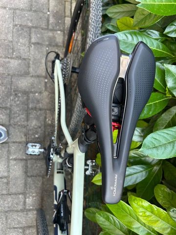 Used Giant Revolt 1 2021 2021 Road & Gravel, White — image 6 of 10