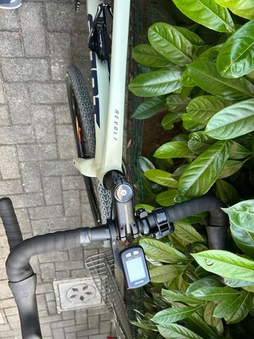 Used Giant Revolt 1 2021 2021 Road & Gravel, White — image 3 of 10