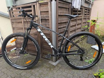 Used Trek Marlin 5 2020 2020 Mountainbike, Black, 27.5, 29 — image 1 of 11