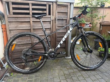 Used Trek Marlin 5 2020 2020 Mountainbike, Black, 27.5, 29 — image 2 of 11