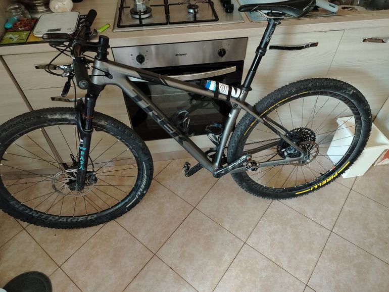 Trek Procaliber 9.8 SL 2019 2019 Mountainbike usato, Grigio chiaro — immagine 2 di 4
