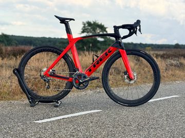 Trek Madone SL 6 2021 2021 Road & Gravel usato, Nero — immagine 1 di 10
