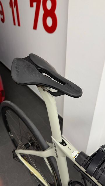 Used Pinarello Paris Shimano 105 Di2 2022 Road & Gravel, White — image 10 of 15