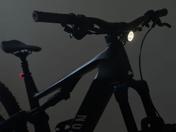 Canyon Spectral:ON CF 8 2023 2023 Mountainbike usato, Nero — immagine 2 di 20