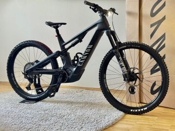 Canyon Spectral:ON CF 8 2023 2023 Mountainbike usato, Nero — immagine 1 di 20