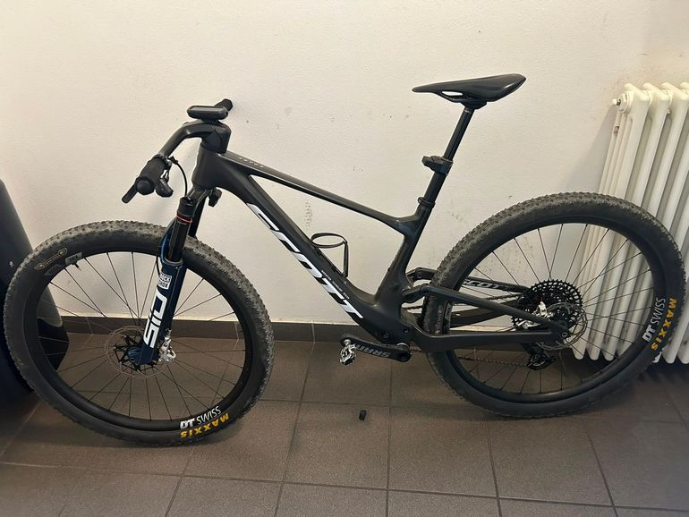 Scott Spark RC Team 2024 2024 Mountainbike usato, Nero — immagine 3 di 7