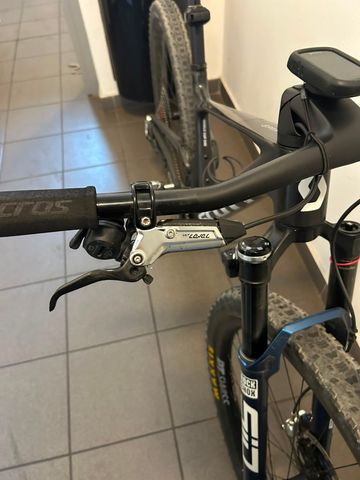 Scott Spark RC Team 2024 2024 Mountainbike usato, Nero — immagine 2 di 7