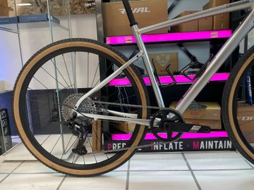 Cannondale Topstone Apex 1 2025 2025 Road & Gravel usato, Grigio chiaro — immagine 2 di 4