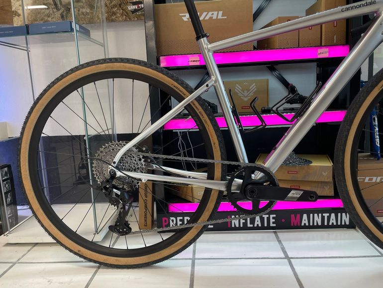 Cannondale Topstone Apex 1 2025 2025 Road & Gravel usato, Grigio chiaro — immagine 2 di 4