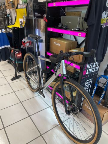 Cannondale Topstone Apex 1 2025 2025 Road & Gravel usato, Grigio chiaro — immagine 3 di 4