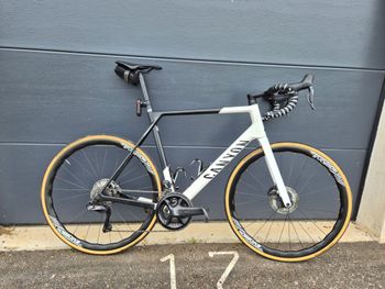 Canyon Ultimate CF SL 8 Aero 2023 2023 Road & Gravel d'occasion