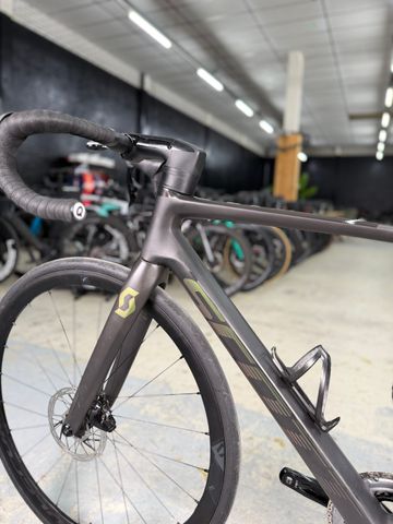 Tweedehands Scott Addict RC 30 2023 2023 Road & Gravel — afbeelding 18 van 24