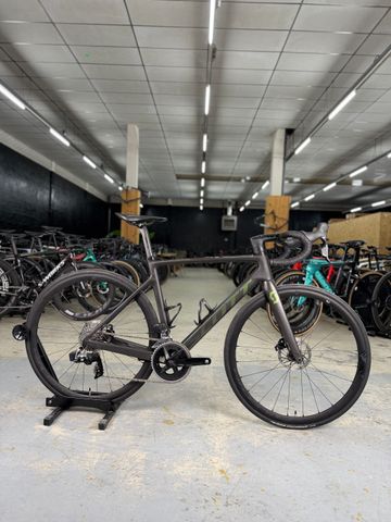 Tweedehands Scott Addict RC 30 2023 2023 Road & Gravel — afbeelding 1 van 24