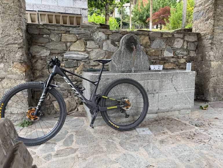 Scott Spark RC Team 2022 2022 Mountainbike usato, Nero — immagine 2 di 9