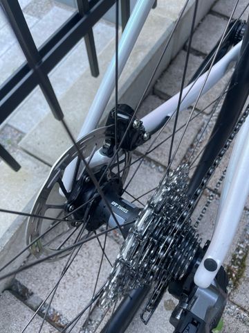 Specialized Roubaix SL8 Expert 2024 2024 Road & Gravel usato, Grigio chiaro — immagine 6 di 12