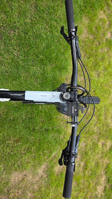 Used Mondraker RAZE 2023 2023 Mountainbike, White, 29 — image 10 of 12