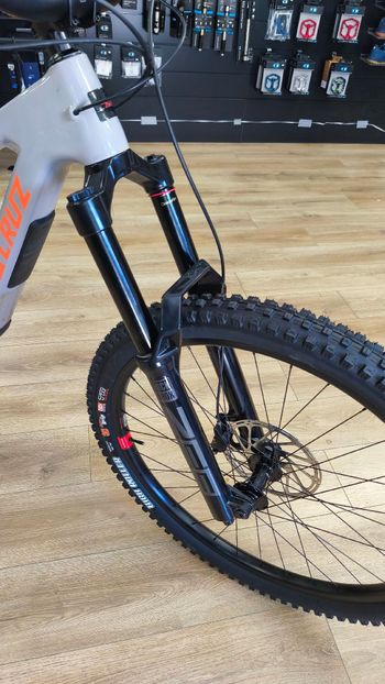 Gebrauchtes Santa Cruz Nomad Other 2025 Mountainbike, Hellgrau — Bild 2 von 7