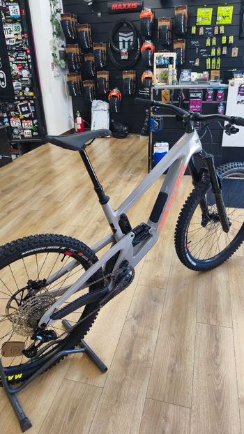 Gebrauchtes Santa Cruz Nomad Other 2025 Mountainbike, Hellgrau — Bild 7 von 7