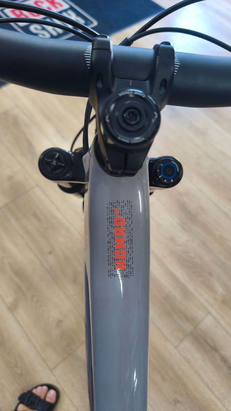 Gebrauchtes Santa Cruz Nomad Other 2025 Mountainbike, Hellgrau — Bild 4 von 7
