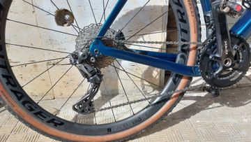 Used Trek Checkpoint Shimano GRX Di2+FOX Forcella Ammortizzata - 32 Taper-Cast - Factory | FLOAT | GRIP SL - 28" | 50mm | Offset 45mm | 12x100mm - Shiny Black + REGGISELLA AMMORTIZZATO + Redshift ShockStop Attacco Manubrio + Forcella originale rigida Trek 2023 Road & Gravel, Green — image 4 of 9