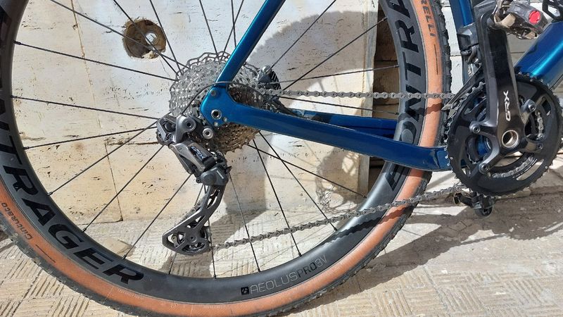 Used Trek Checkpoint Shimano GRX Di2+FOX Forcella Ammortizzata - 32 Taper-Cast - Factory | FLOAT | GRIP SL - 28" | 50mm | Offset 45mm | 12x100mm - Shiny Black + REGGISELLA AMMORTIZZATO + Redshift ShockStop Attacco Manubrio + Forcella originale rigida Trek 2023 Road & Gravel, Green — image 4 of 9