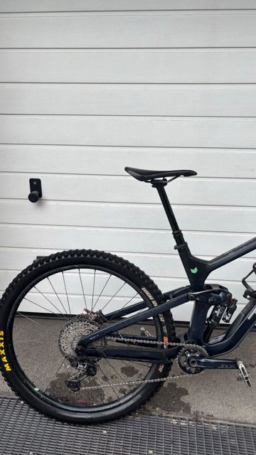 Used Trek Slash Shimano SLX 2022 Mountainbike, Blue — image 4 of 5