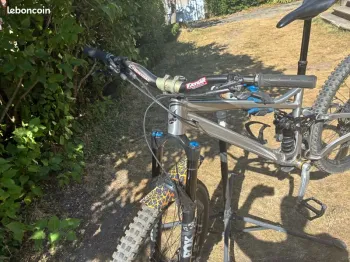 Banshee Titan V3.2 2025 Mountainbike usato, Grigio chiaro — immagine 31 di 42