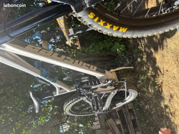 Banshee Titan V3.2 2025 Mountainbike usato, Grigio chiaro — immagine 32 di 42