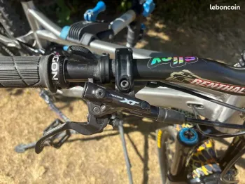 Banshee Titan V3.2 2025 Mountainbike usato, Grigio chiaro — immagine 37 di 42