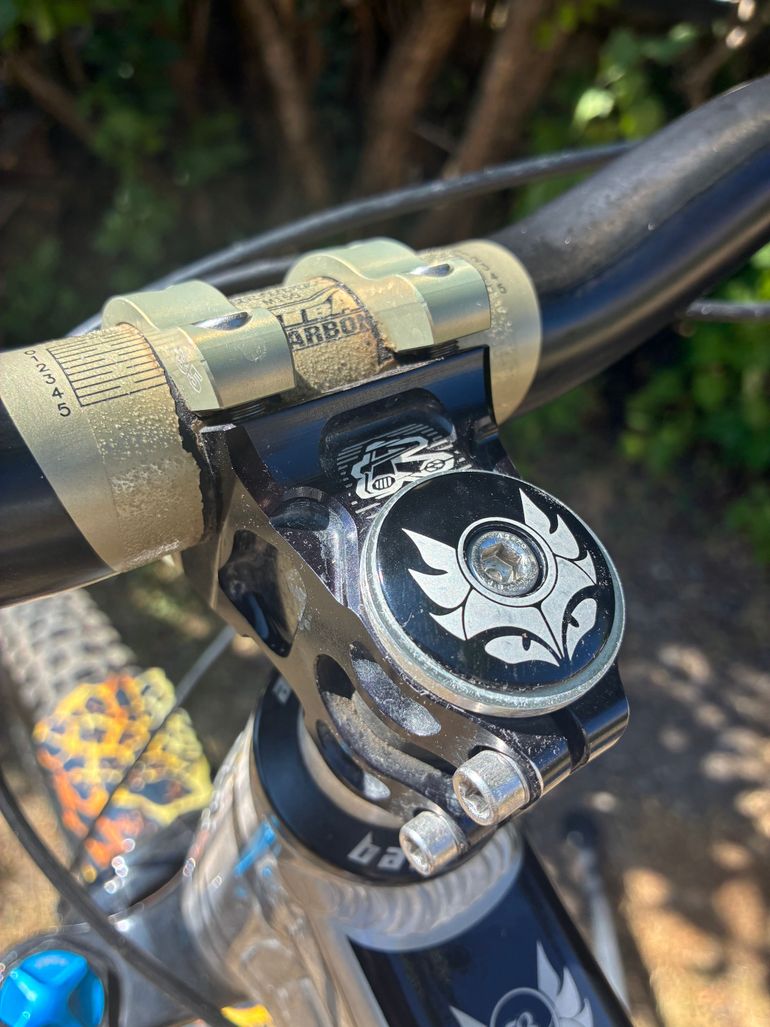 Banshee Titan V3.2 2025 Mountainbike usato, Grigio chiaro — immagine 18 di 42