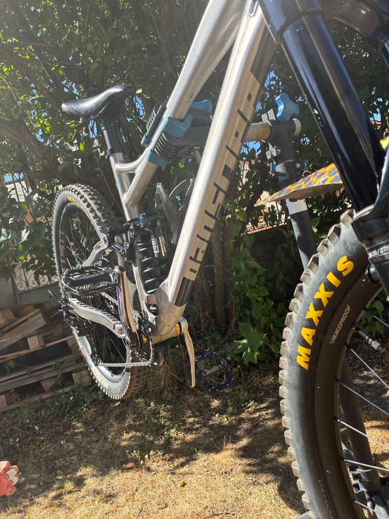 Banshee Titan V3.2 2025 Mountainbike usato, Grigio chiaro — immagine 24 di 42