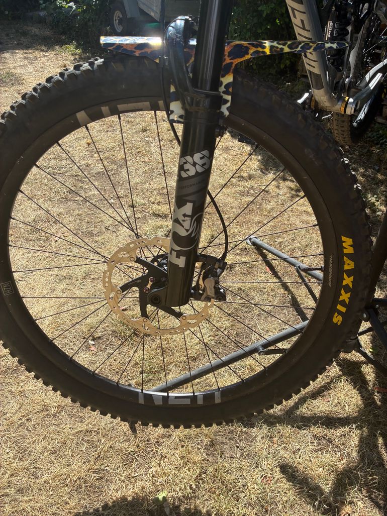 Banshee Titan V3.2 2025 Mountainbike usato, Grigio chiaro — immagine 6 di 42