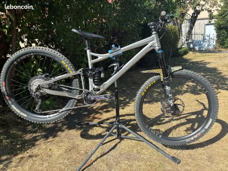Banshee Titan V3.2 2025 Mountainbike usato, Grigio chiaro — immagine 29 di 42