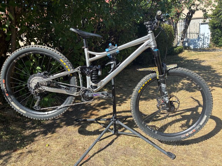 Banshee Titan V3.2 2025 Mountainbike usato, Grigio chiaro — immagine 2 di 42