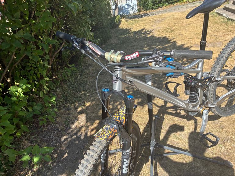 Banshee Titan V3.2 2025 Mountainbike usato, Grigio chiaro — immagine 19 di 42