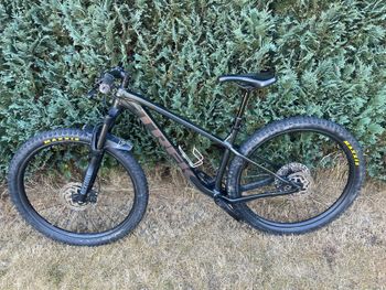 Used Trek Roscoe 7 2024 2024 Mountainbike, Black, 27.5, 29 — image 2 of 11