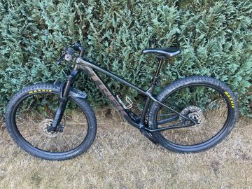 Used Trek Roscoe 7 2024 2024 Mountainbike, Black, 27.5, 29 — image 2 of 11