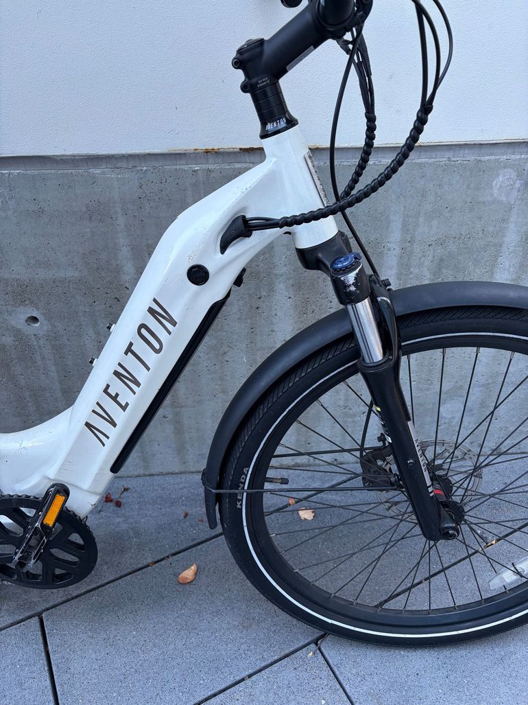 Used Aventon Level 2 Step-Through 2025 2025 Mountainbike, White, 27.5 — image 4 of 18